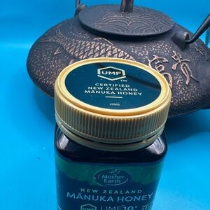 Japanese Cast Iron Teapot, Fish Design, Black (includes FREE Manuka Honey) !!!